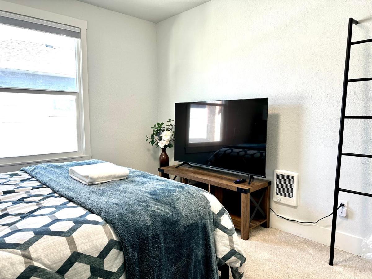 Tacoma 2 Bedrooms 1 Baths Sleep 5 With Compact Kitchen Exterior foto